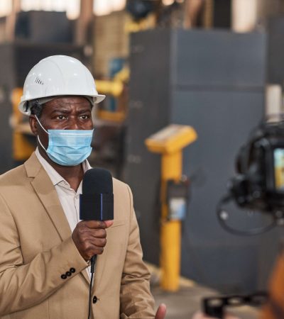 tv-journalist-having-reportage-in-plant-in-pandemi-2026-01-08-00-15-15-utc(1)